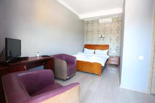 Отель Hotel Griff Inn Bazalet'i Двухместный номер с 1 кроватью и видом на бассейн-1